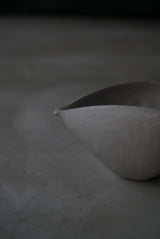 曲線の　片口　月肌　soil gray　 / Akari Sato