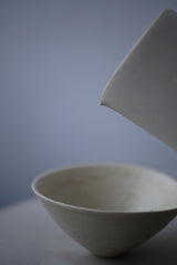 White Veil  釉かけ分け　片口　/ Akari Sato 石肌