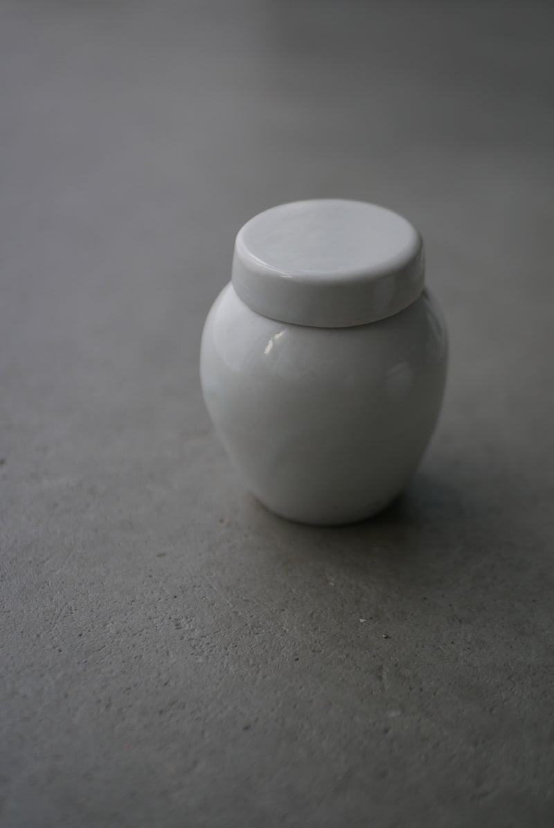 白瓷茶入れ　長石高台　小　/ タナカシゲオ