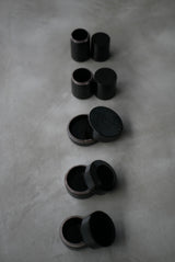 小箱　蓋物　黒肌　/ Akari Sato