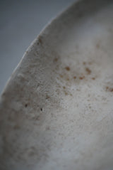 花片オブジェ　大　白化粧土　楢灰　基本フォーマット/  Kanako Yoshida