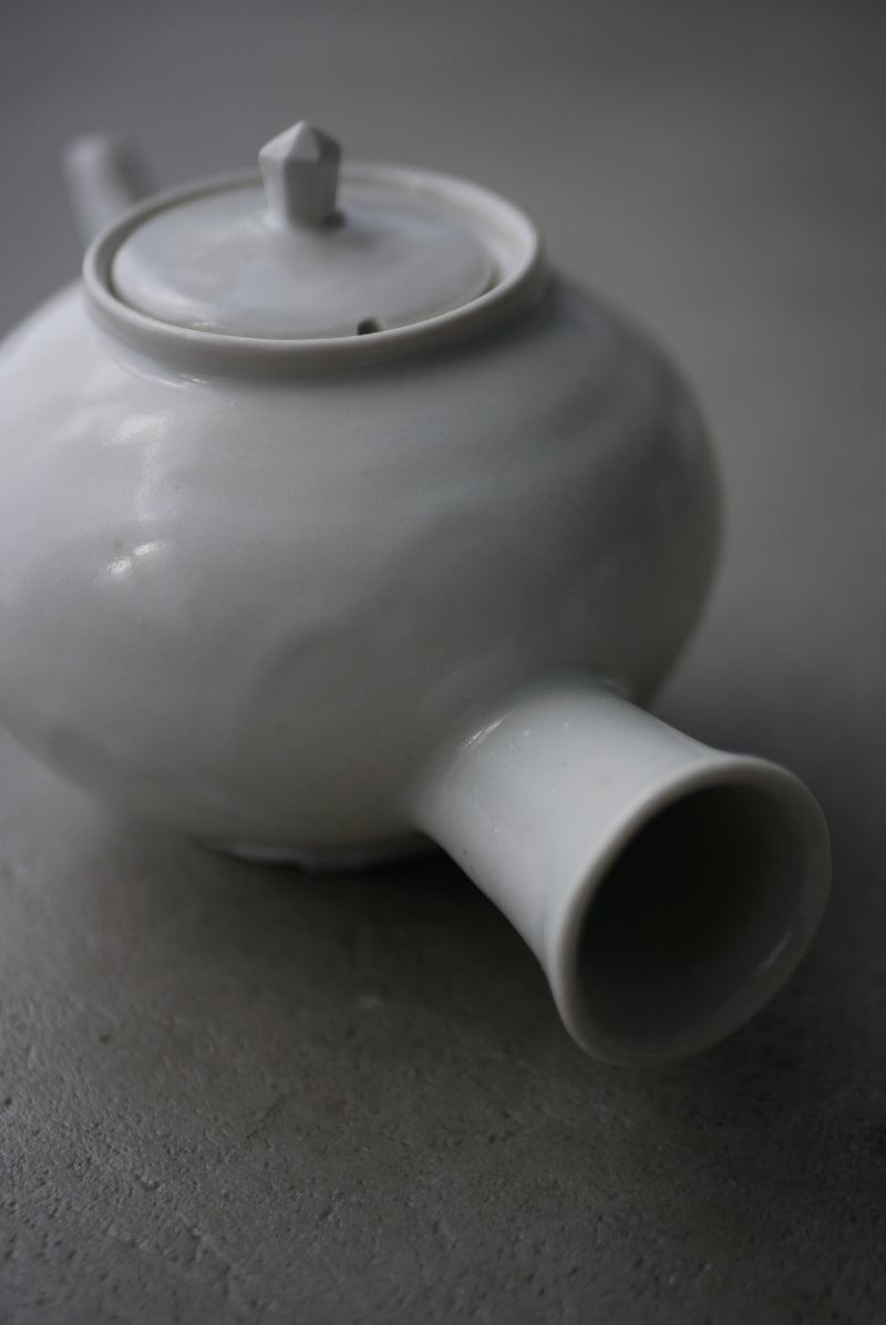 白瓷棒手茶壺　/ タナカシゲオ