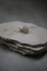 敷板　菓子皿　L　白化粧土　楢灰　　/  Kanako Yoshida