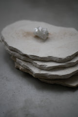 敷板　菓子皿　L　白化粧土　楢灰　　/  Kanako Yoshida