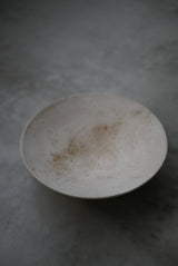 丸皿　花弁　白化粧土　楢灰　/  Kanako Yoshida