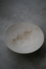 丸皿　花弁　白化粧土　楢灰　/  Kanako Yoshida