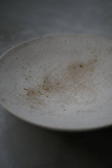 丸皿　花弁　白化粧土　楢灰　/  Kanako Yoshida