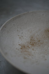 丸皿　花弁　白化粧土　楢灰　/  Kanako Yoshida