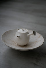 丸皿　花弁　白化粧土　楢灰　/  Kanako Yoshida