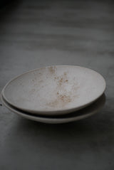 丸皿　花弁　白化粧土　楢灰　/  Kanako Yoshida