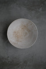 丸皿　花弁　白化粧土　楢灰　/  Kanako Yoshida