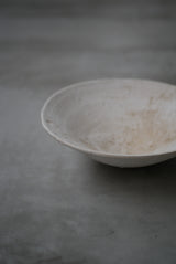 丸皿　花弁　白化粧土　楢灰　/  Kanako Yoshida