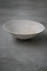 丸皿　花弁　白化粧土　楢灰　/  Kanako Yoshida