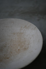 丸皿　花弁　白化粧土　楢灰　/  Kanako Yoshida