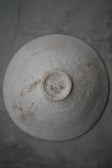 丸皿　花弁　白化粧土　楢灰　/  Kanako Yoshida