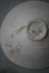 丸皿　花弁　白化粧土　楢灰　/  Kanako Yoshida