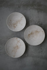 丸皿　花弁　白化粧土　楢灰　/  Kanako Yoshida