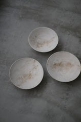 丸皿　花弁　白化粧土　楢灰　/  Kanako Yoshida