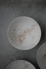 丸皿　花弁　白化粧土　楢灰　/  Kanako Yoshida
