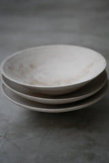 丸皿　花弁　白化粧土　楢灰　/  Kanako Yoshida