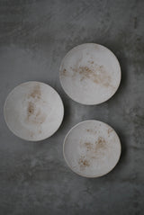 丸皿　花弁　白化粧土　楢灰　/  Kanako Yoshida