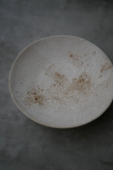 丸皿　花弁　白化粧土　楢灰　/  Kanako Yoshida