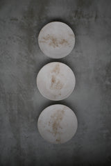 丸皿　花弁　白化粧土　楢灰　/  Kanako Yoshida