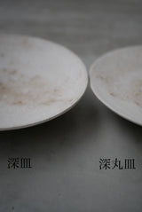 丸皿　花弁　白化粧土　楢灰　/  Kanako Yoshida