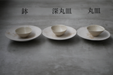 丸皿　花弁　白化粧土　楢灰　/  Kanako Yoshida
