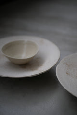 丸皿　花弁　白化粧土　楢灰　/  Kanako Yoshida