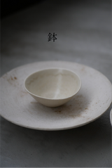 丸皿　花弁　白化粧土　楢灰　/  Kanako Yoshida