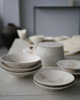 丸皿　花弁　白化粧土　楢灰　/  Kanako Yoshida