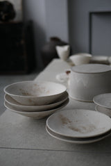 丸皿　花弁　白化粧土　楢灰　/  Kanako Yoshida