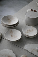 丸皿　花弁　白化粧土　楢灰　/  Kanako Yoshida
