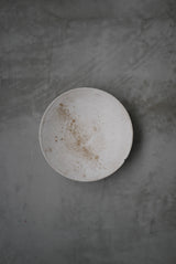 丸皿　花弁　白化粧土　楢灰　/  Kanako Yoshida