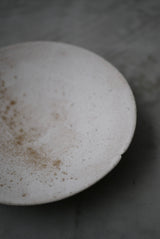 丸皿　花弁　白化粧土　楢灰　/  Kanako Yoshida