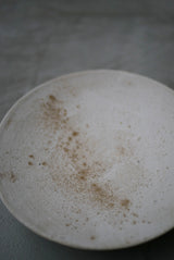 丸皿　花弁　白化粧土　楢灰　/  Kanako Yoshida