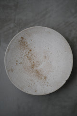 丸皿　花弁　白化粧土　楢灰　/  Kanako Yoshida