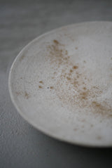 丸皿　花弁　白化粧土　楢灰　/  Kanako Yoshida