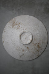 丸皿　花弁　白化粧土　楢灰　/  Kanako Yoshida