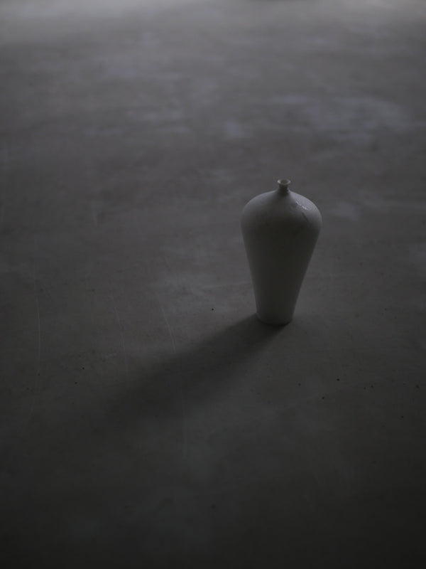 白磁　vase36/ Takahiro Yahagi