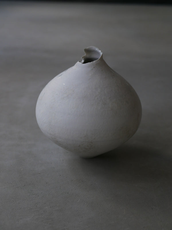 白磁　vase35/Takahiro Yahagi